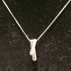 Elegant Silver Pendant Necklace